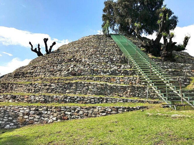Xochitecatl-round-pyramid
