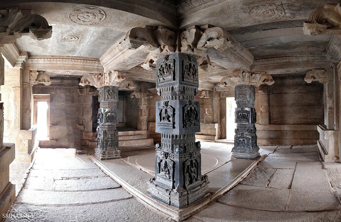 Templo Hazara Rama - interior com 4 colunas esculpidas