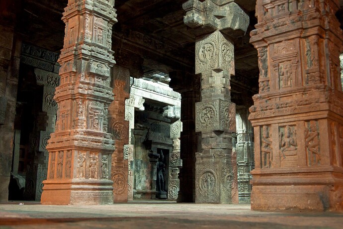Templo Airavatesvara, Salões internos