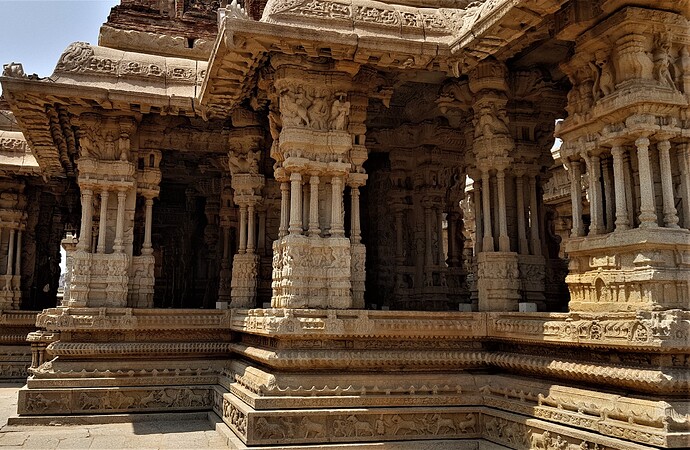 Templo Vittala - Templo Vittala com pilares musicais, base multigonal estilo Hoysala