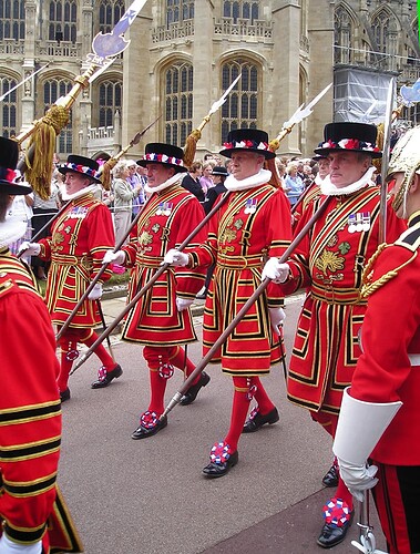 Yeomen_of_the_Guard en procesion anual a reunion de Orden de la Jarretera en Castillo de Windsor