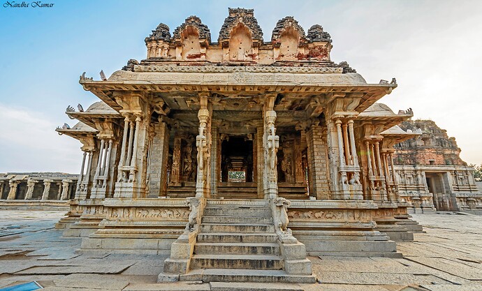Templo Vittala - tem 56 pilares menores que quando ######### ressoam notas musicais