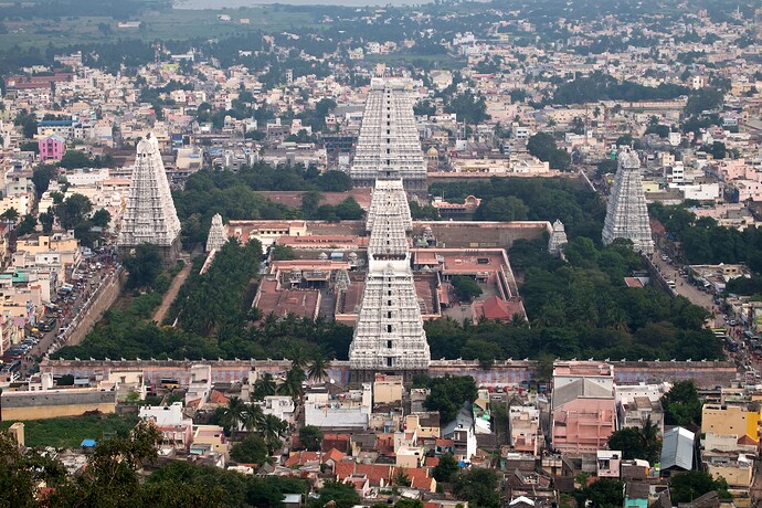 varios Gopurams ao redor. O Templo Annamalaiyar em Tiruvannamalai , Tamil Nadu