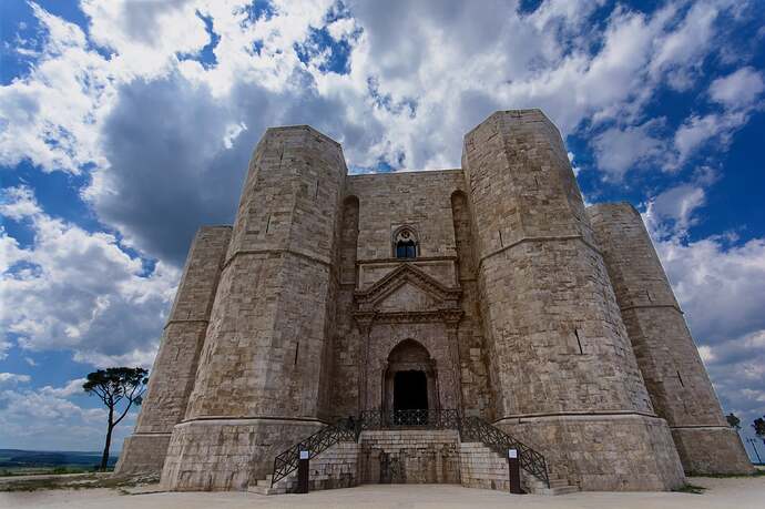 Castel-Del-Monte-Puglia-891809488