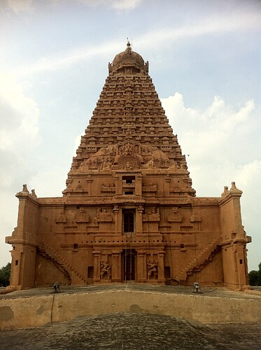O Templo Brihadeeswarar (século 11), Tanjore tem uma torre vimana de 66m de altura