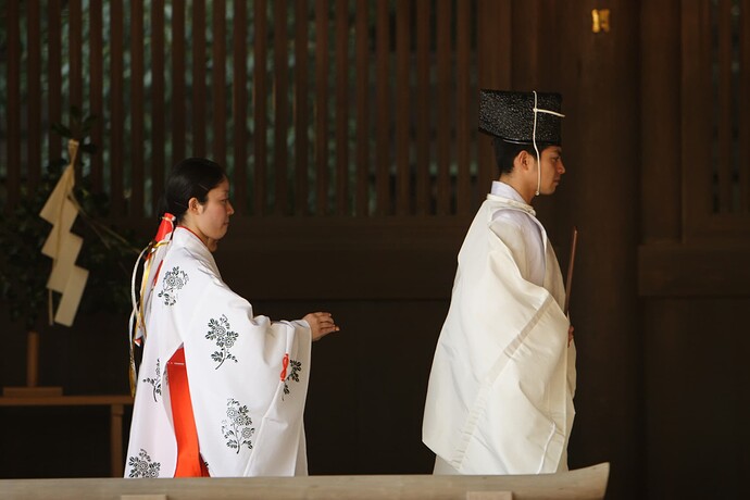 Kannushi_and_miko_at_the_Meiji_Shrine,_Tokyo