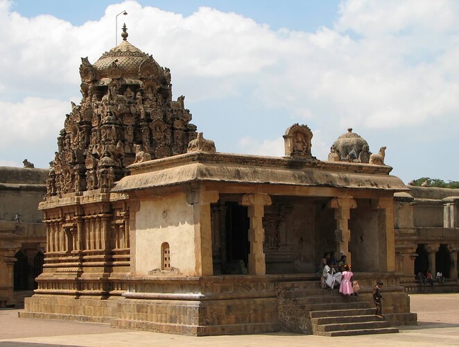Santuário separado de Ganesha com corredor do templo na parte de trás