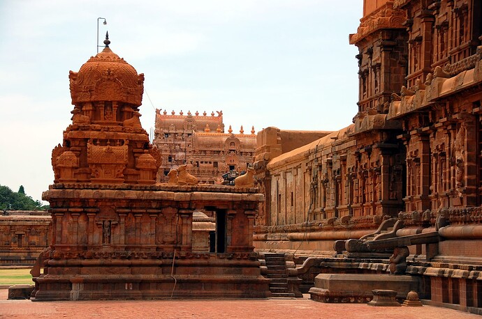 Santuário Chandeshvara . À direita está a parede do templo principal, atrás o gopuram oriental