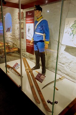 Norwegian_military_skitrooper_uniform_1788_(skitroppene_skiløperuniform)Sabre_Rifle(skiløperrifle_ombygd_til_perkusjon)_Skis_etc_Rustkammeret_Army_and_Resistance_Museum_Trondheim_Norway_2019-03-20_9496