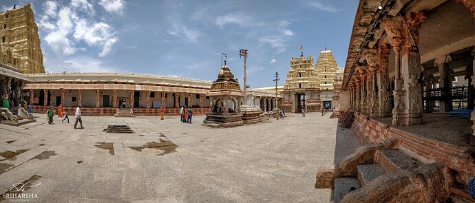 Templo Virupaksha - patio (visao mais ampla)