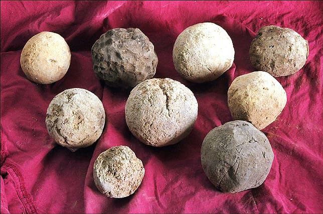 Larger-clay-balls-of-diameters-6-10-cm-with-a-damage-on-one-side-at-Tell-Hamoukar