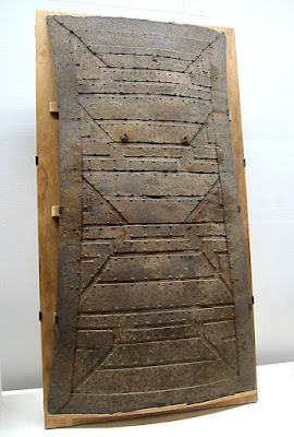 A riveted iron plates Tate shield from the Kofun period